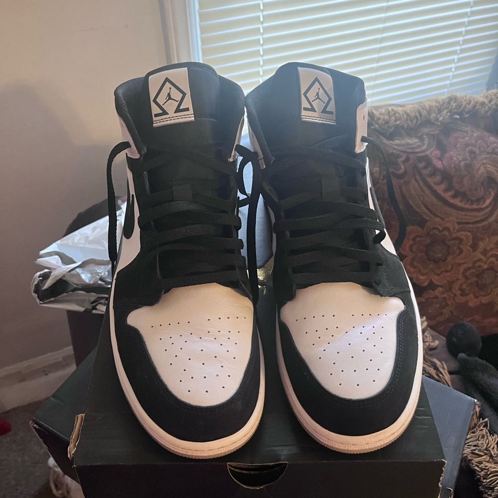 Jordan 1 Mid “ Diamond “ size US14